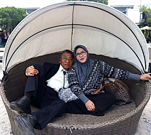 Dr. Bahar Azwar, SpB Onk dan Istri tercinta